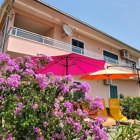 Mendys Sea View Escape Near Split شقة